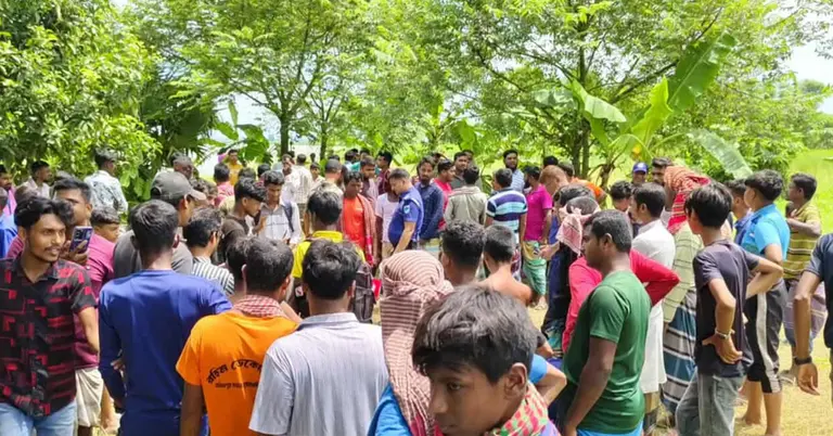মরদেহ উদ্ধারের পর এলাকাবাসীর অবস্থান